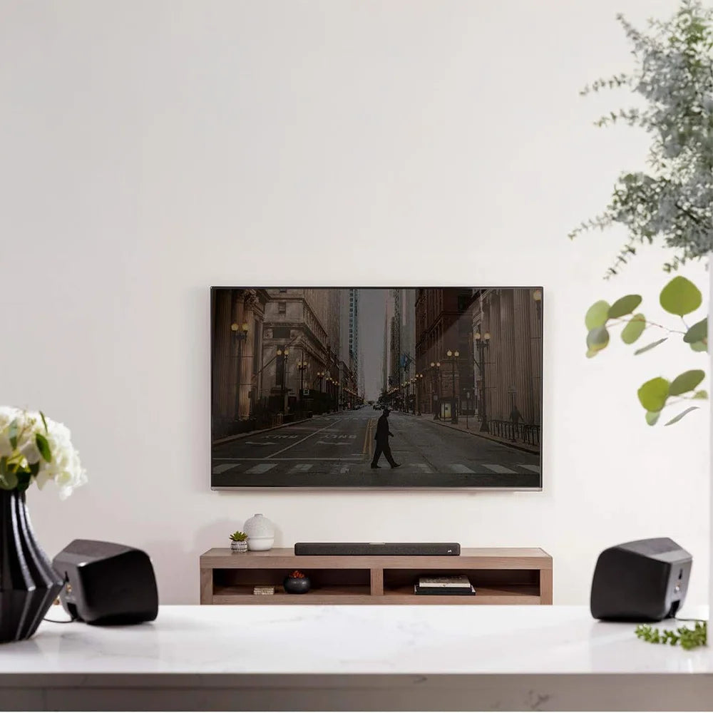 bocinas surround Polk SR2 están diseñadas para complementar las barras de sonido Polk, estas bocinas inalámbricas te ofrecen un sonido envolvente real y potente sin complicaciones, creando un ambiente inmersivo en cada película, serie o videojuego