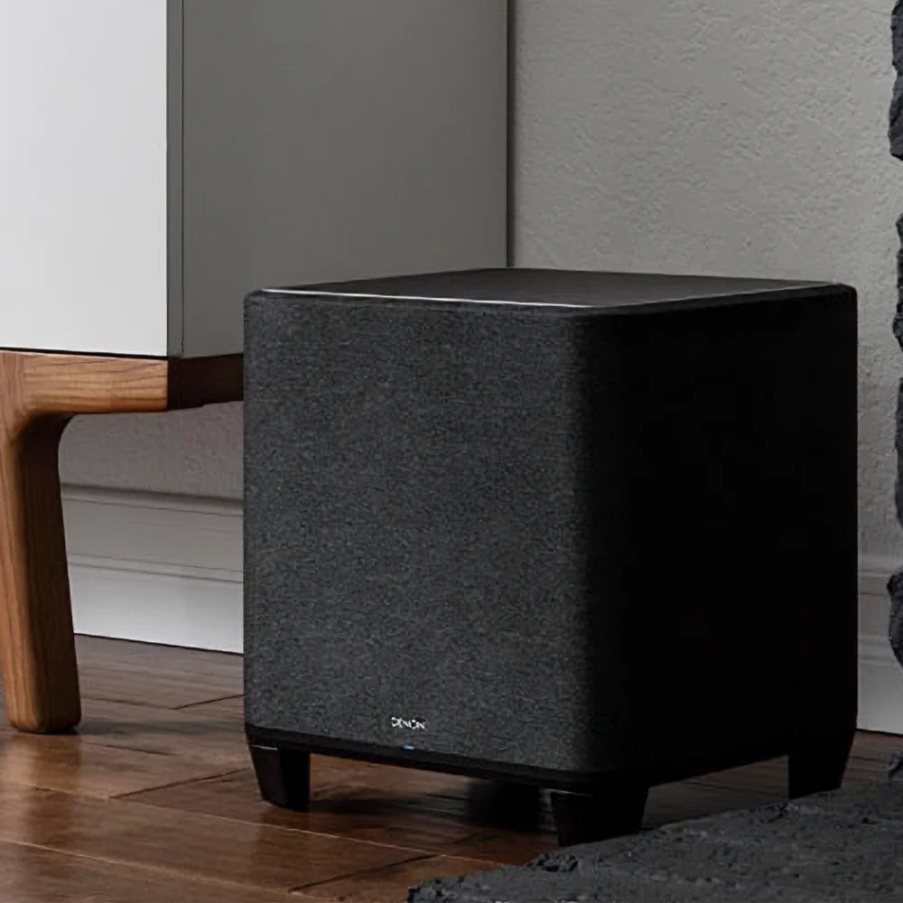Subwoofer Denon Home proporciona bajos precisos y sin distorsión, añadiendo profundidad a tu sistema de sonido sin sacrificar claridad.
