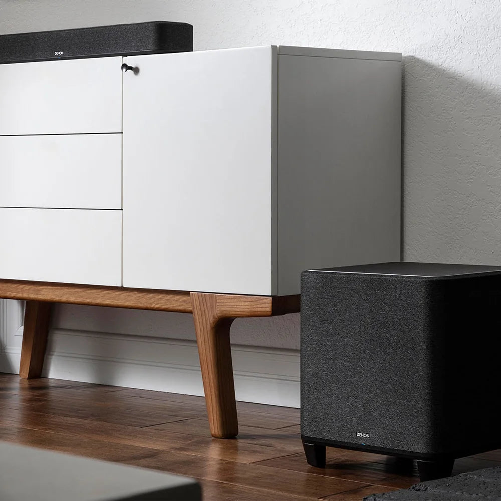 Subwoofer Denon Home proporciona bajos precisos y sin distorsión, añadiendo profundidad a tu sistema de sonido sin sacrificar claridad.
