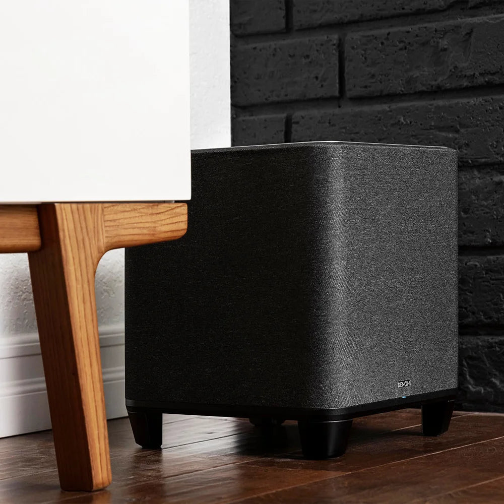 Subwoofer Denon Home proporciona bajos precisos y sin distorsión, añadiendo profundidad a tu sistema de sonido sin sacrificar claridad.
