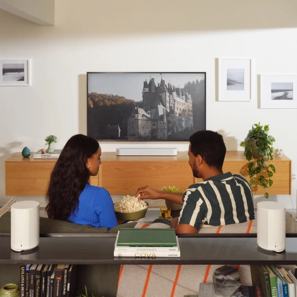 La Sonos Era 100 es una bocina inteligente compacta que combina un diseño elegante con tecnología avanzada para ofrecer un sonido estéreo nítido y potente en cualquier habitación.