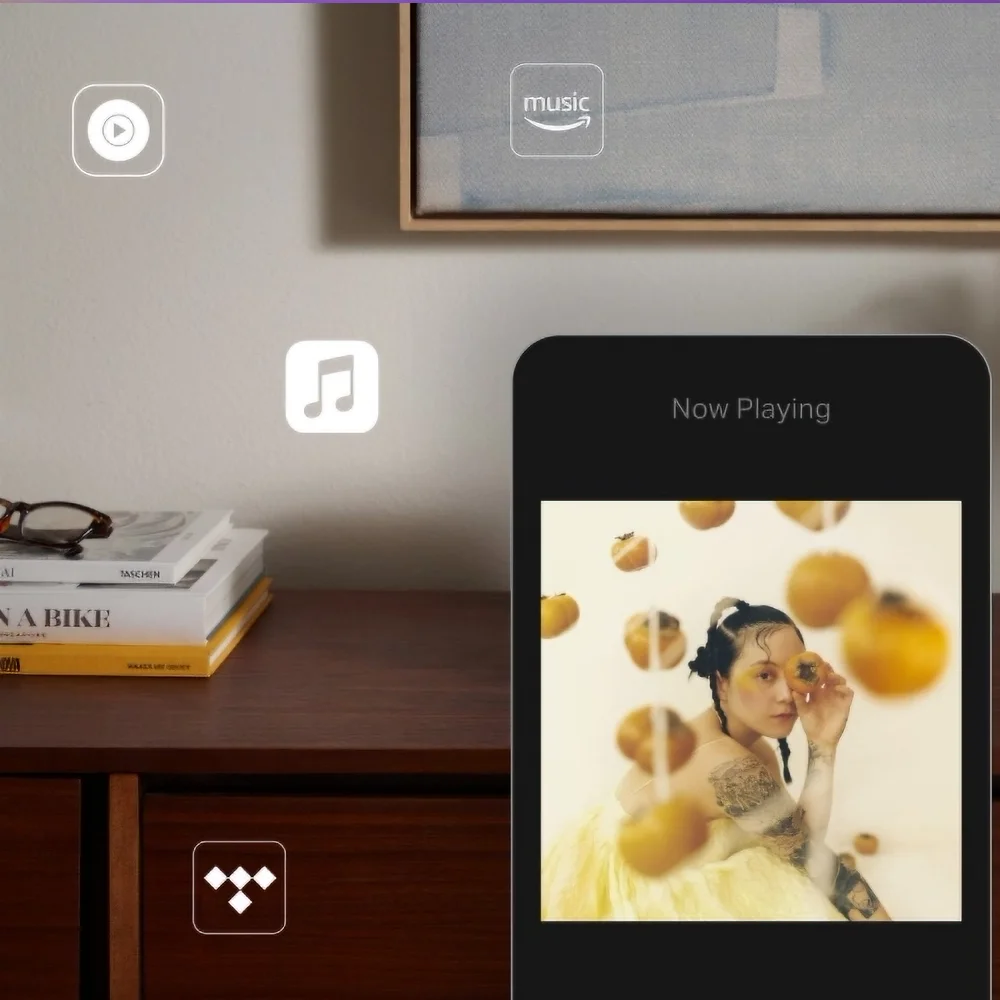 La Sonos Era 100 es una bocina inteligente compacta que combina un diseño elegante con tecnología avanzada para ofrecer un sonido estéreo nítido y potente en cualquier habitación.