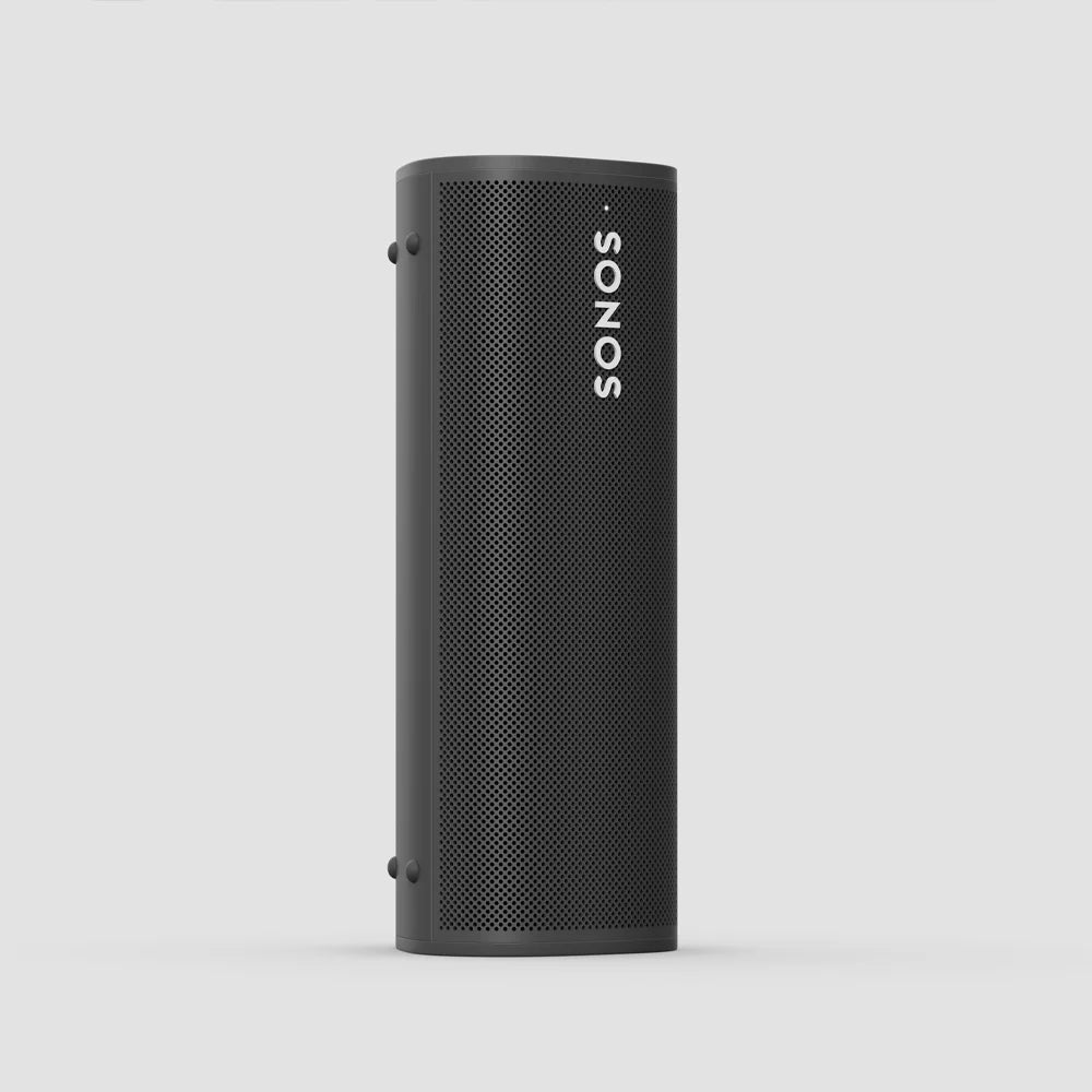 SONOS ROAM, con su diseño resistente, conectividad flexible, y una batería de larga duración, es ideal tanto para el uso diario en casa como para aventuras al aire libre.