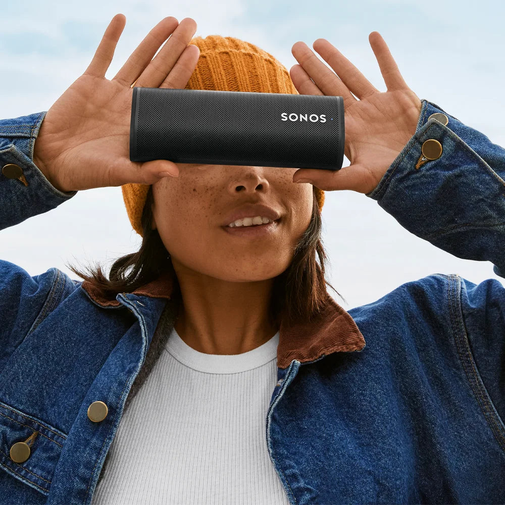 SONOS ROAM, con su diseño resistente, conectividad flexible, y una batería de larga duración, es ideal tanto para el uso diario en casa como para aventuras al aire libre.