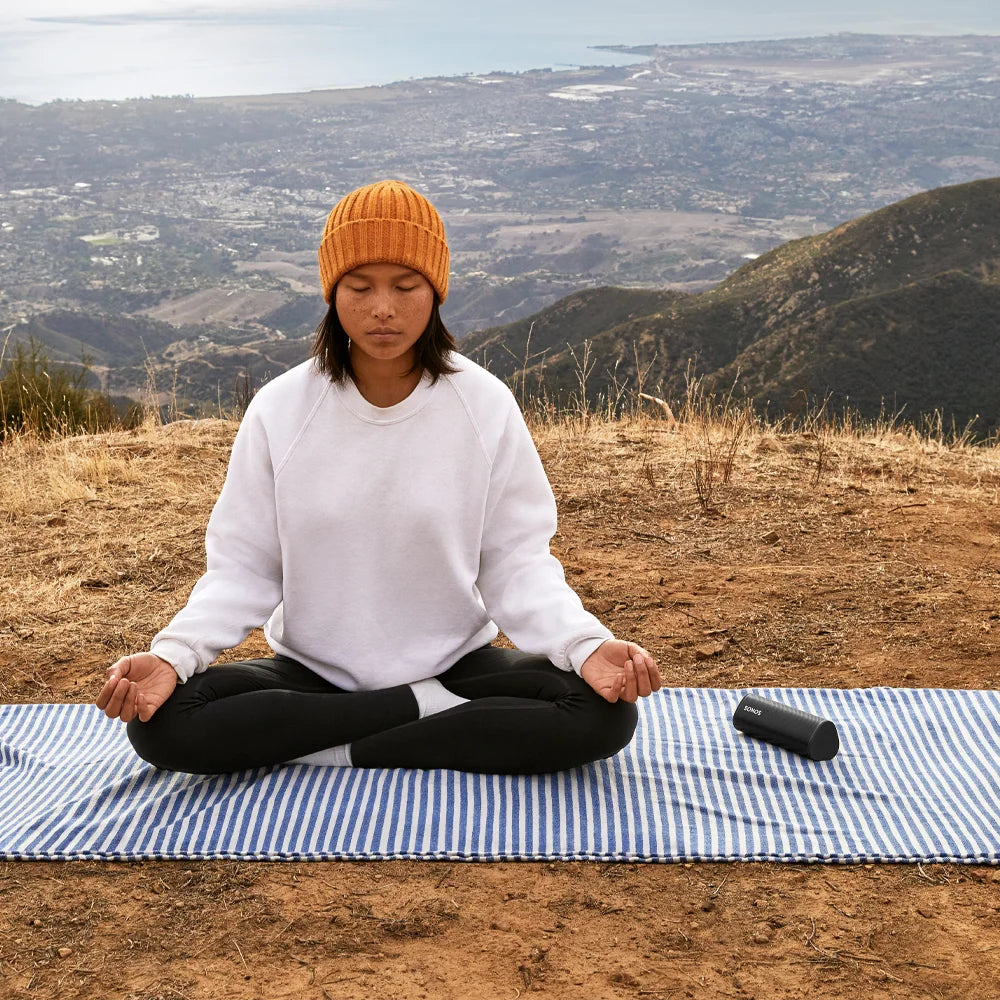 SONOS ROAM, con su diseño resistente, conectividad flexible, y una batería de larga duración, es ideal tanto para el uso diario en casa como para aventuras al aire libre.