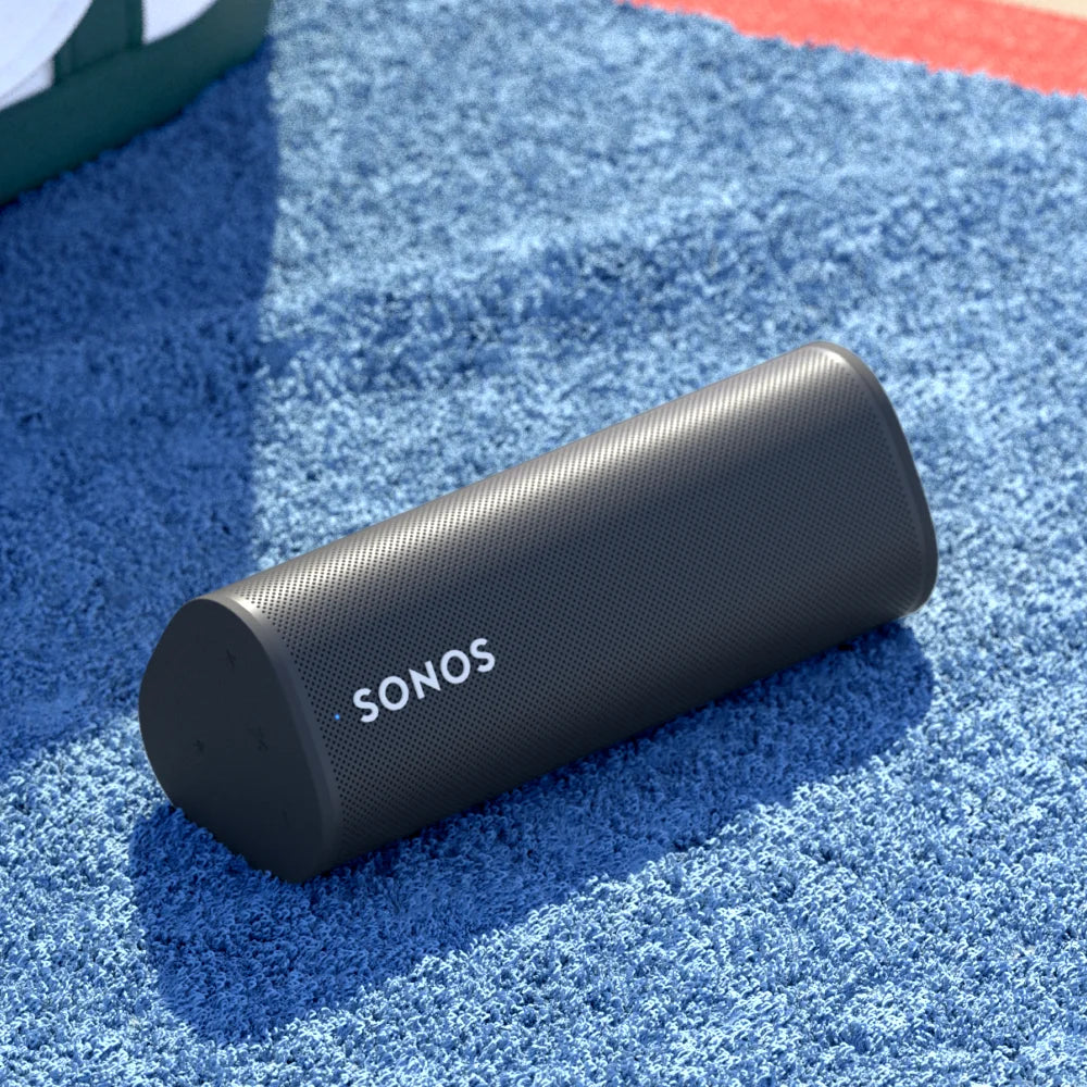 SONOS ROAM, con su diseño resistente, conectividad flexible, y una batería de larga duración, es ideal tanto para el uso diario en casa como para aventuras al aire libre.