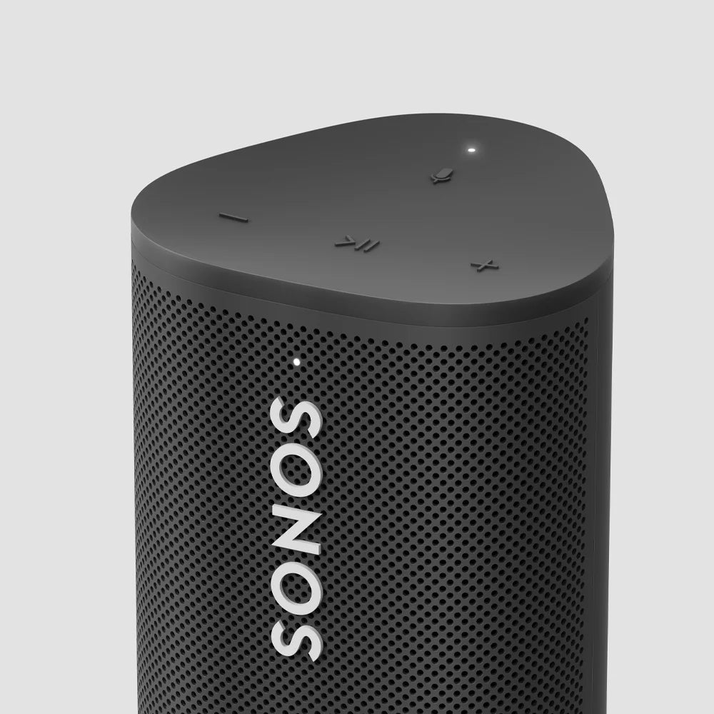 SONOS ROAM, con su diseño resistente, conectividad flexible, y una batería de larga duración, es ideal tanto para el uso diario en casa como para aventuras al aire libre.